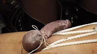 junge brunette herrin fesselt ihren sklaven