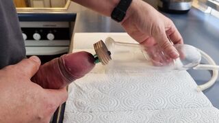 Drive two needles into my glans with vakuum pump 3