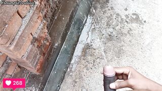 Gao ka ladka nanga hokar sabke samne mut diya