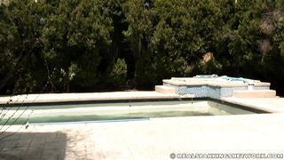 Lauren： Strapped by the Pool 