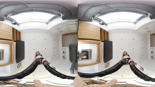 Blonde Gabie Facesitting Vr