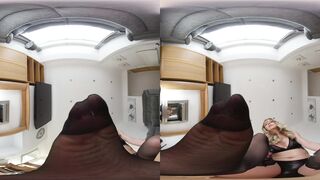 Blonde Gabie Facesitting Vr