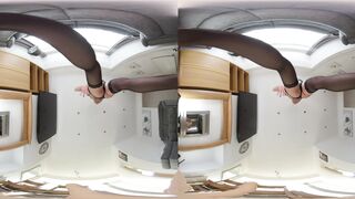 Blonde Gabie Facesitting Vr